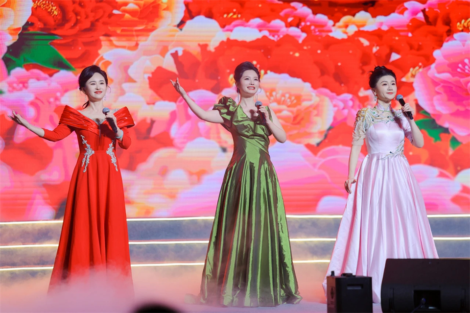 創(chuàng)新引領(lǐng)價(jià)值 理想成就未來(lái)——慶祝山河智能成立25周年表彰大會(huì)暨文藝晚會(huì)隆重舉行