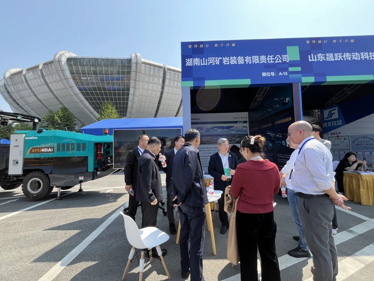 山河礦巖攜井下掘進臺車亮相蒼南礦山井巷機械展