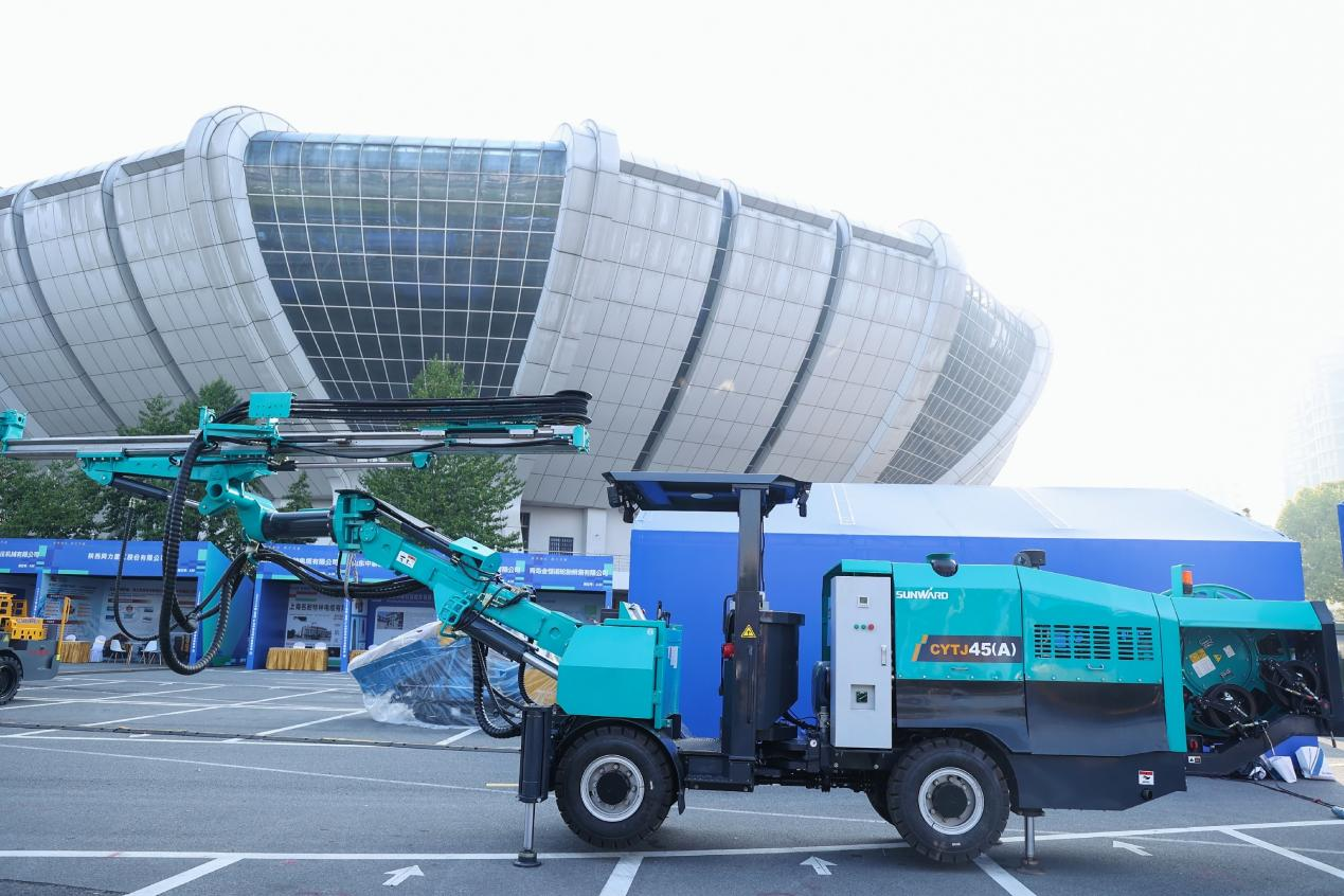 山河礦巖攜井下掘進臺車亮相蒼南礦山井巷機械展