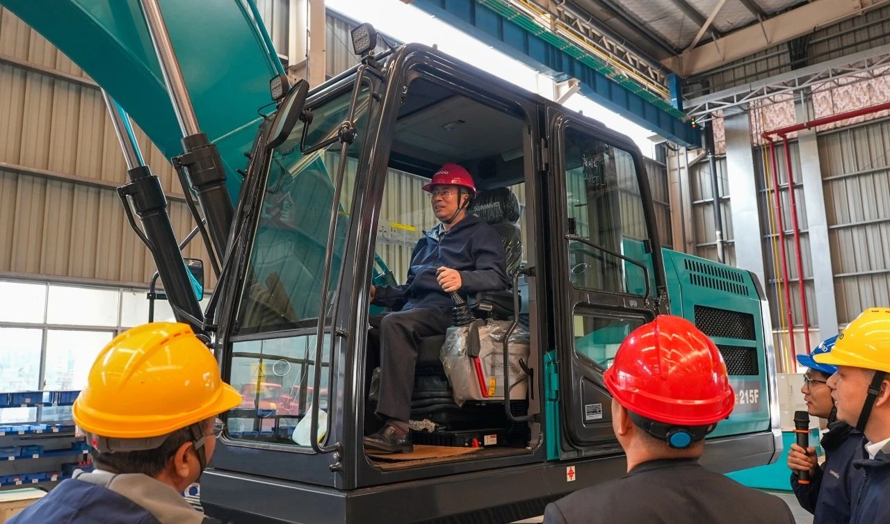 聚焦市場需求，山河智能三款精品工程液壓挖掘機成功下線