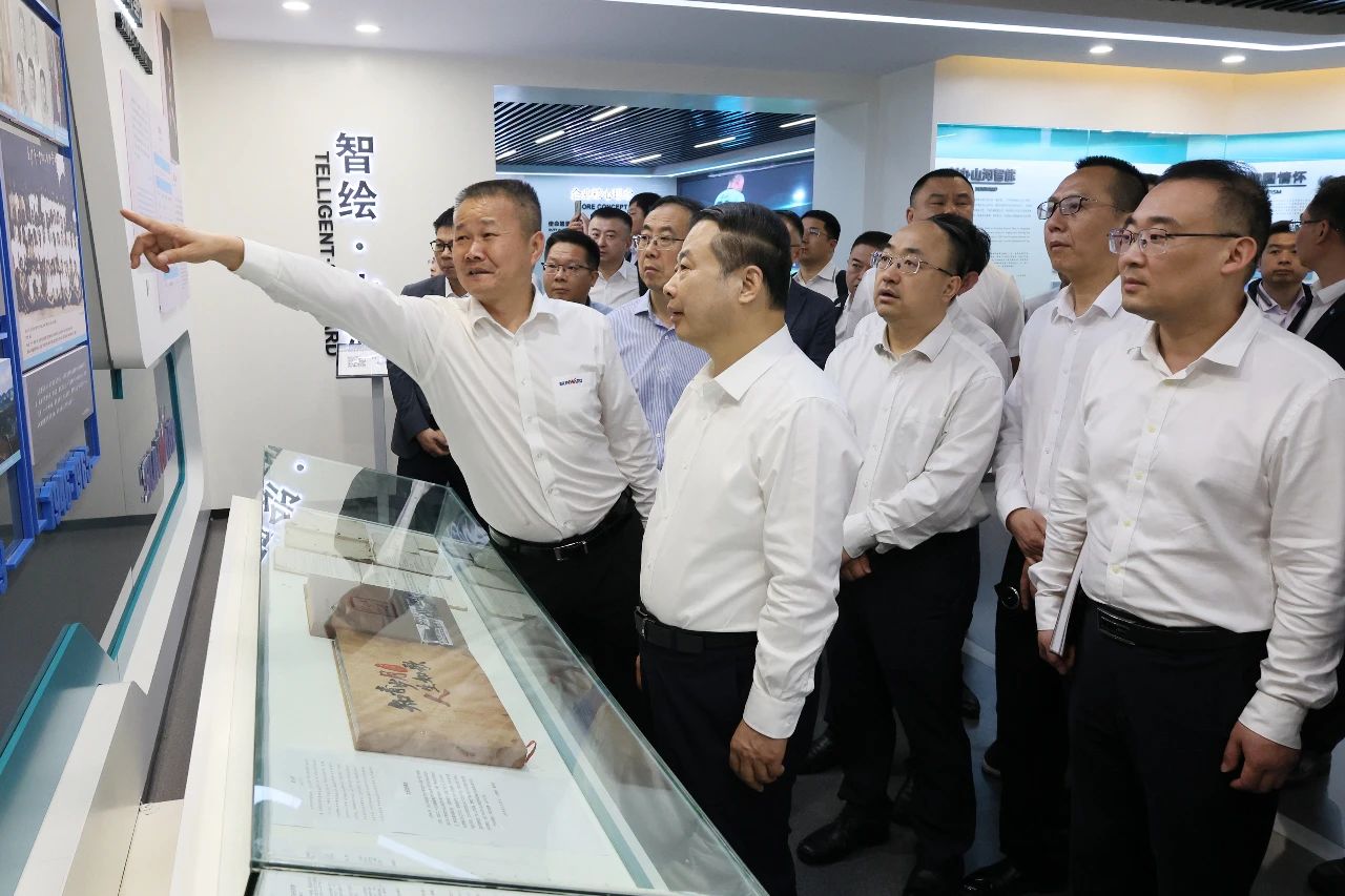 天能控股集團(tuán)黨委書記、董事長(zhǎng)張?zhí)烊温赎?duì)到訪山河智能