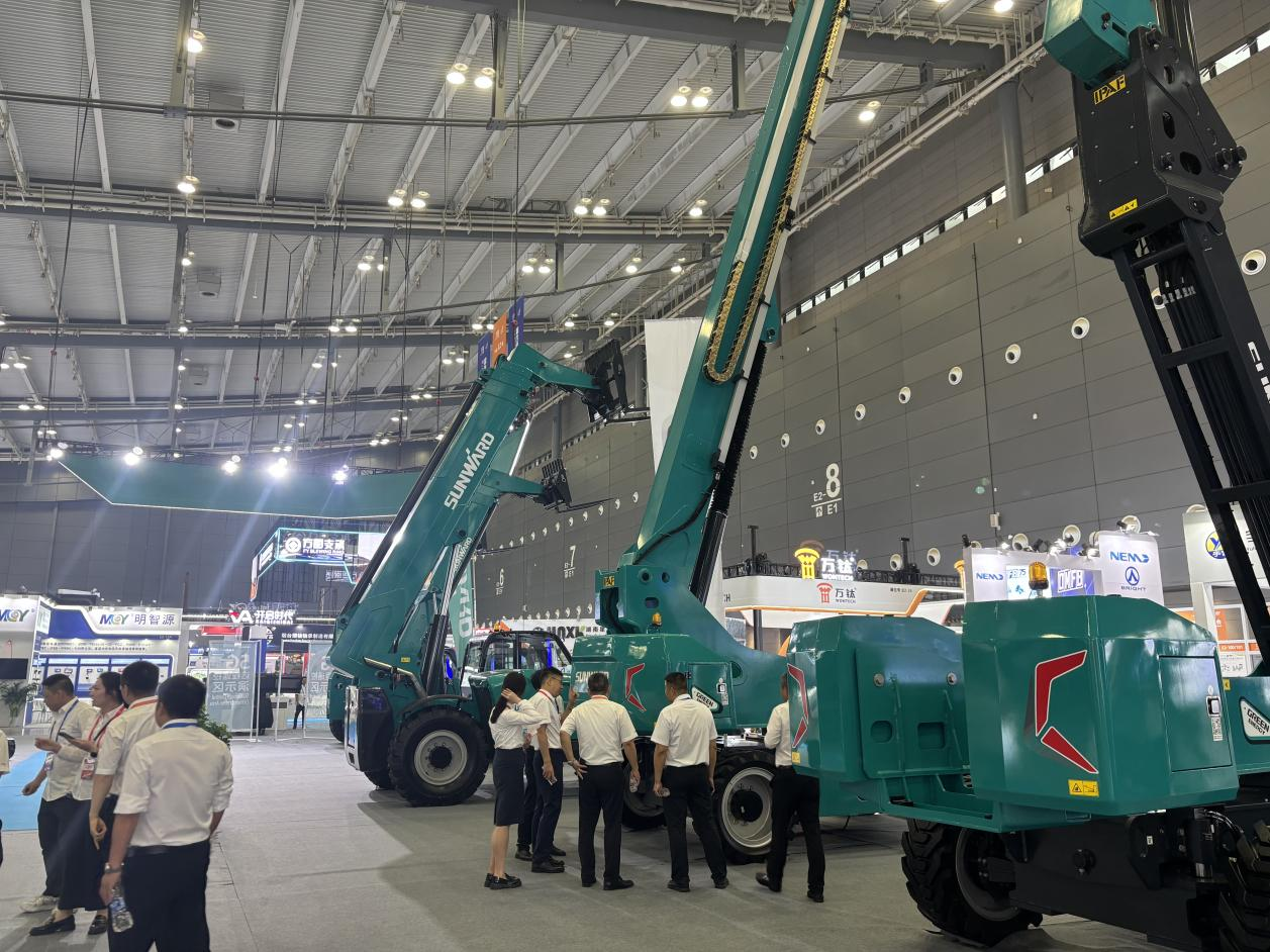 2025 CICEE | 山河智能SWT34JE-P電動(dòng)直臂式高空作業(yè)平臺(tái)重磅發(fā)布！