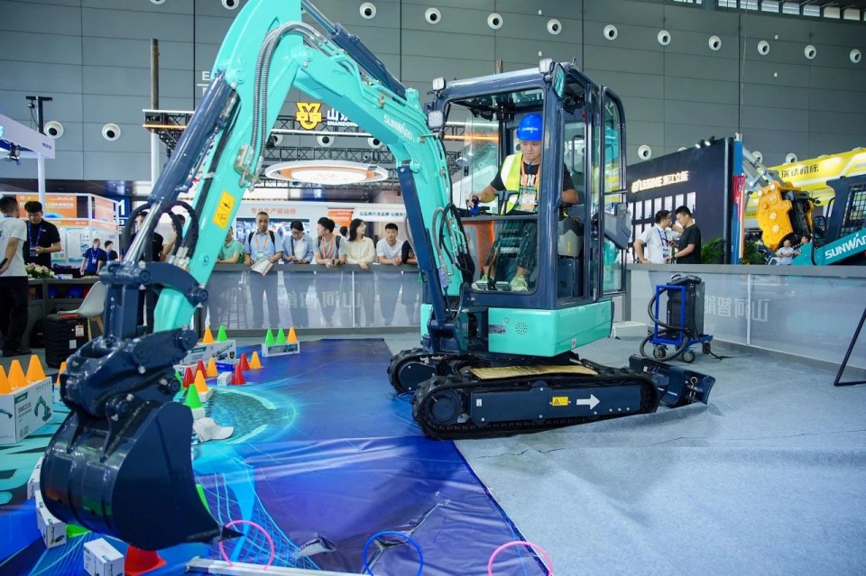 2025 CICEE | 從單一工具邁向多元化解決方案，山河智能呈現(xiàn)非凡挖掘機風(fēng)采