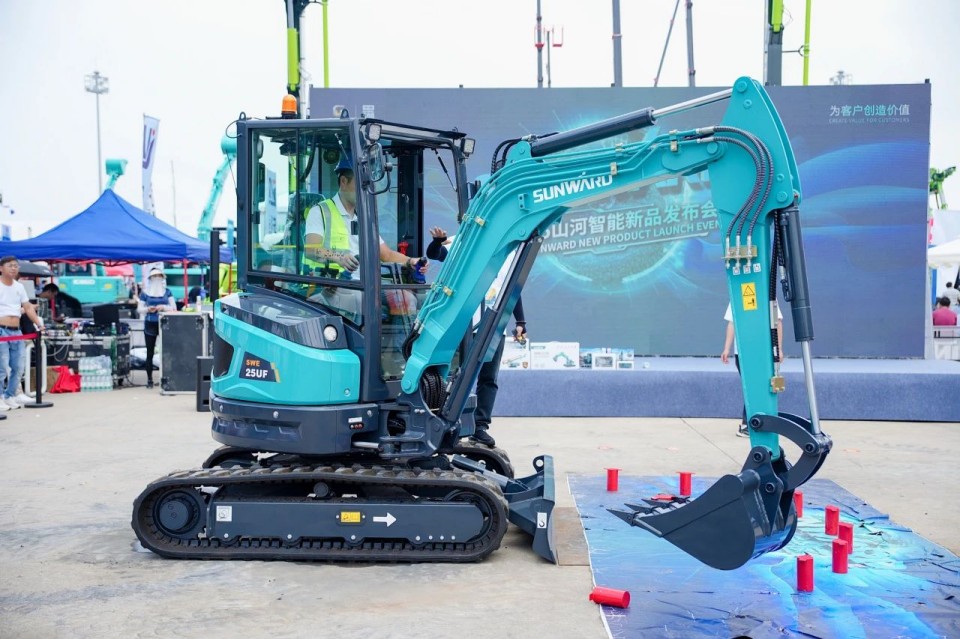 2025 CICEE | 從單一工具邁向多元化解決方案，山河智能呈現(xiàn)非凡挖掘機風(fēng)采