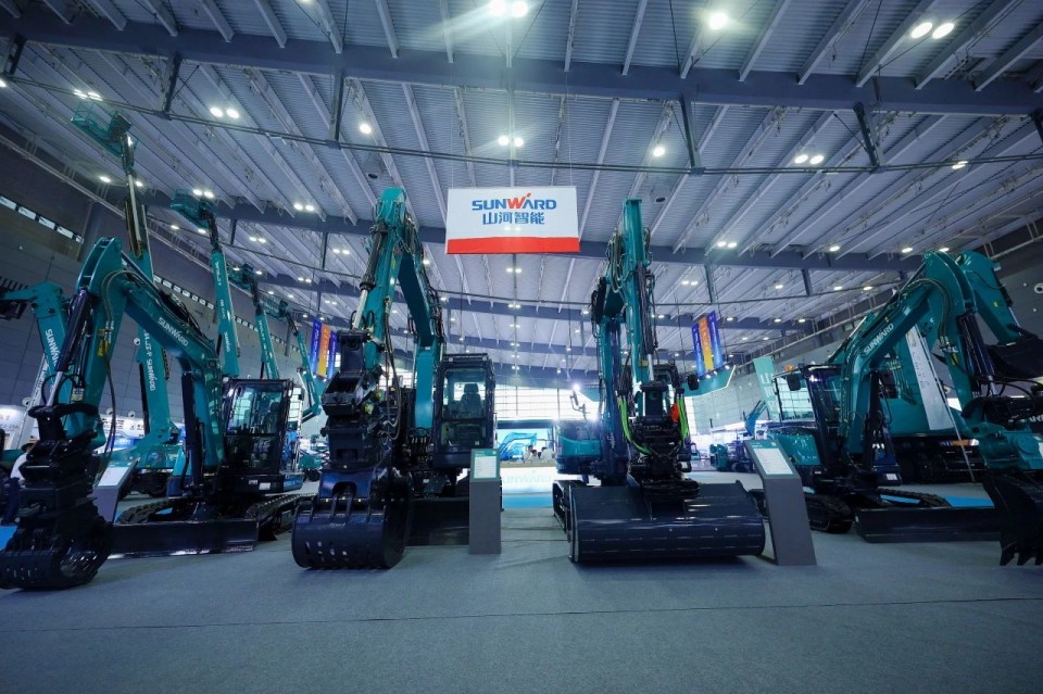 2025 CICEE | 從單一工具邁向多元化解決方案，山河智能呈現(xiàn)非凡挖掘機風(fēng)采
