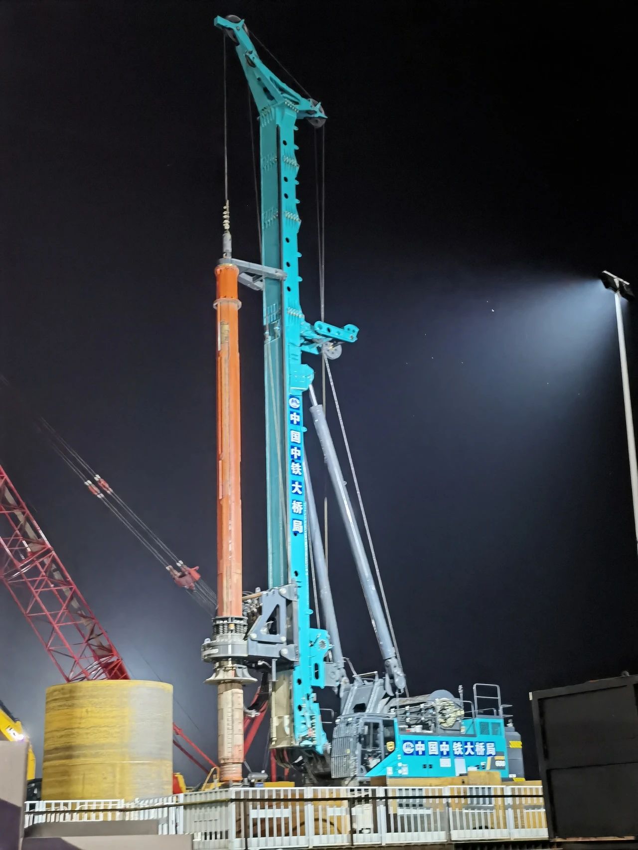 再戰(zhàn)“世界級(jí)工程”！山河智能旋挖鉆機(jī)助力宜昌長江公鐵大橋建設(shè)