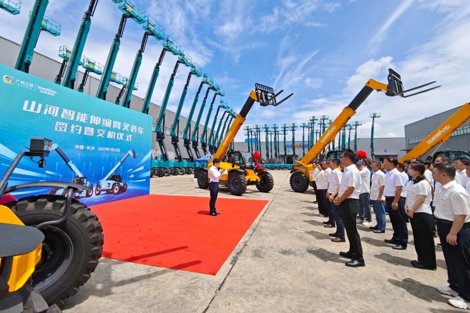 山河智能伸縮臂叉裝車批量交付，即將奔赴新一線