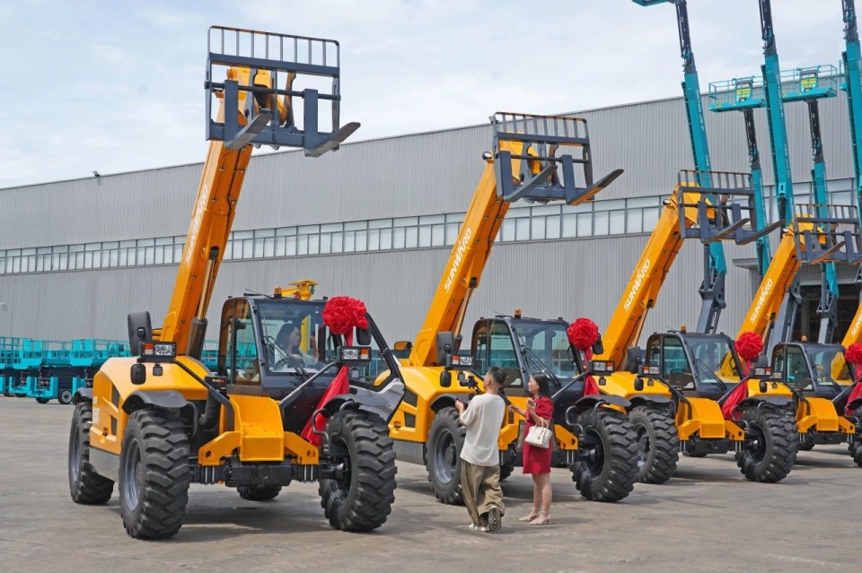 山河智能伸縮臂叉裝車批量交付，即將奔赴新一線