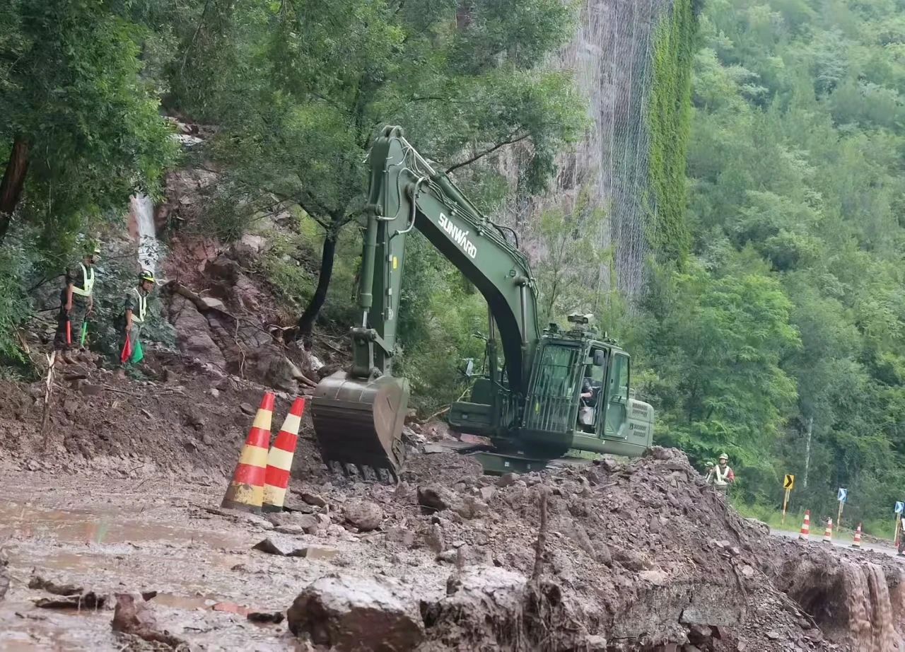 關(guān)注！山河智能應(yīng)急救援裝備助力武警沖鋒北京暴雨搶險(xiǎn)救災(zāi)一線！