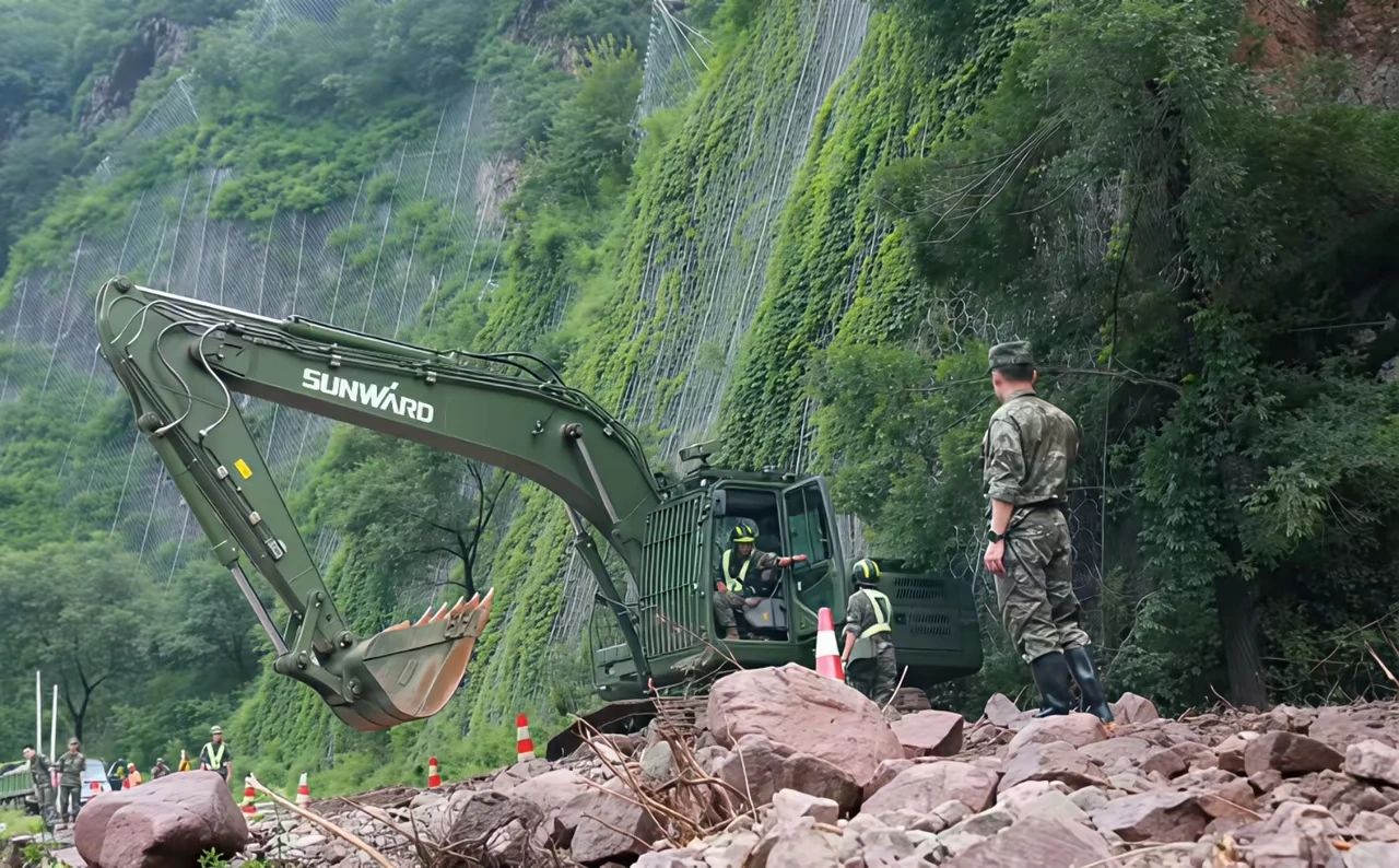 關(guān)注！山河智能應(yīng)急救援裝備助力武警沖鋒北京暴雨搶險(xiǎn)救災(zāi)一線！