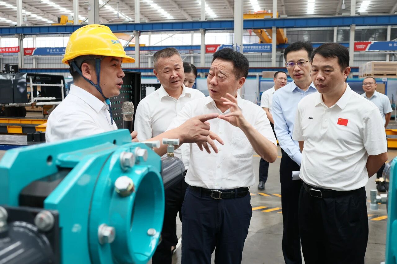 湖南省政協(xié)副主席、省工程機(jī)械產(chǎn)業(yè)鏈鏈長何寄華調(diào)研山河智能