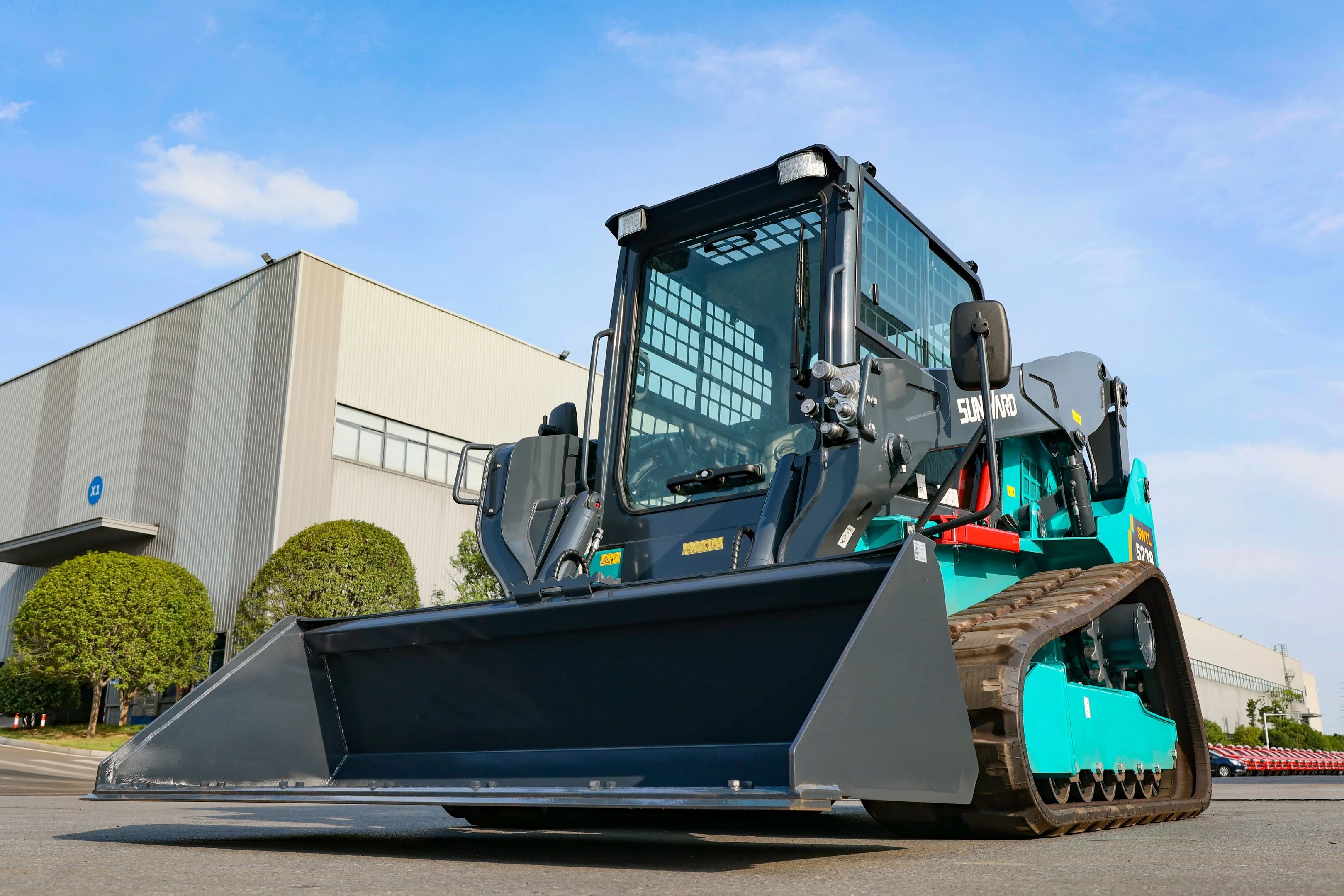 高端裝備再獲國際認(rèn)可！山河智能最大噸位垂直舉升履帶式滑移裝載機(jī)批量發(fā)往北美