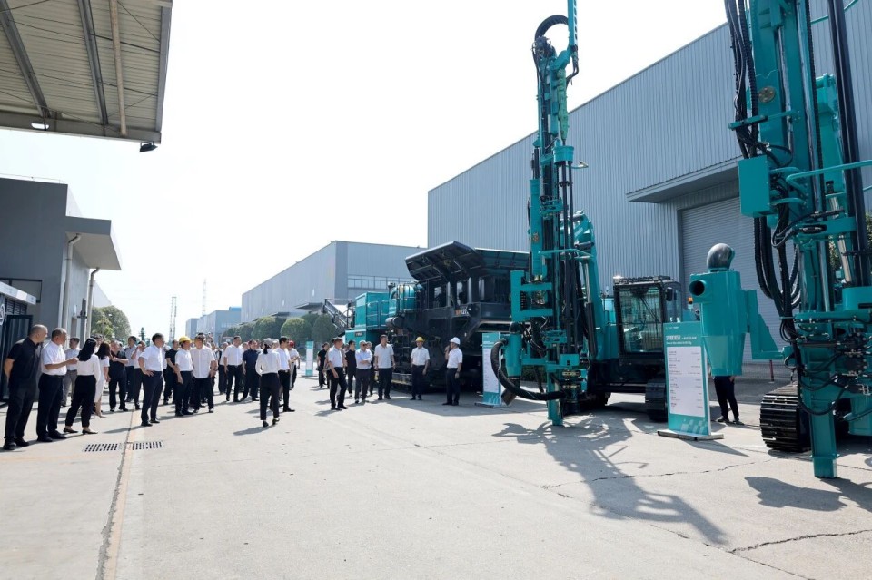斜井開挖鉆護(hù)一體化裝備成功下線，實(shí)現(xiàn)地下工程裝備重大突破