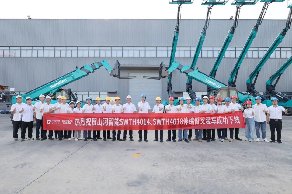 高端機型“雙箭齊發(fā)”！山河智能兩款伸縮臂叉裝車成功下線