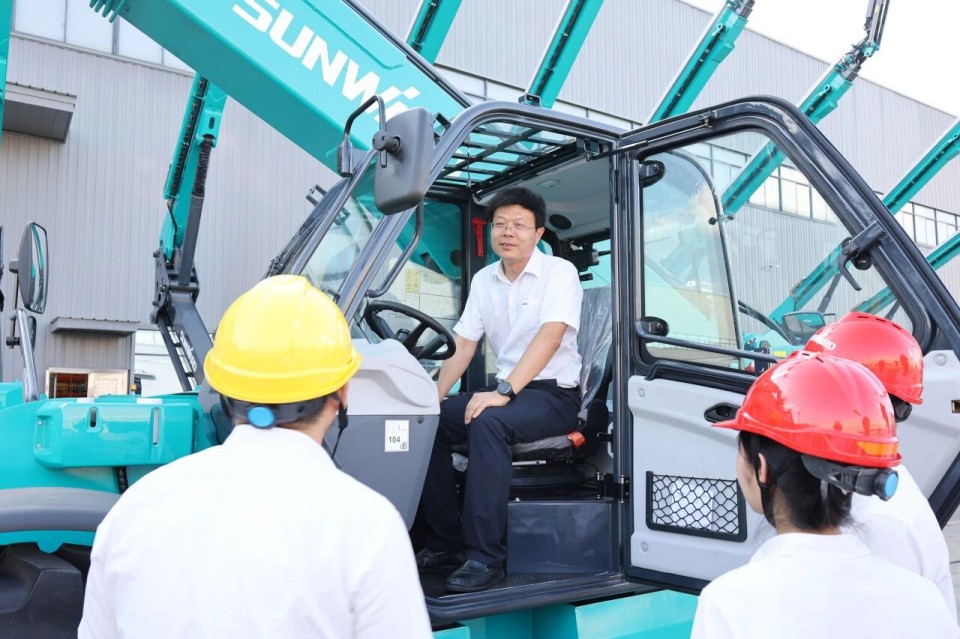 高端機型“雙箭齊發(fā)”！山河智能兩款伸縮臂叉裝車成功下線