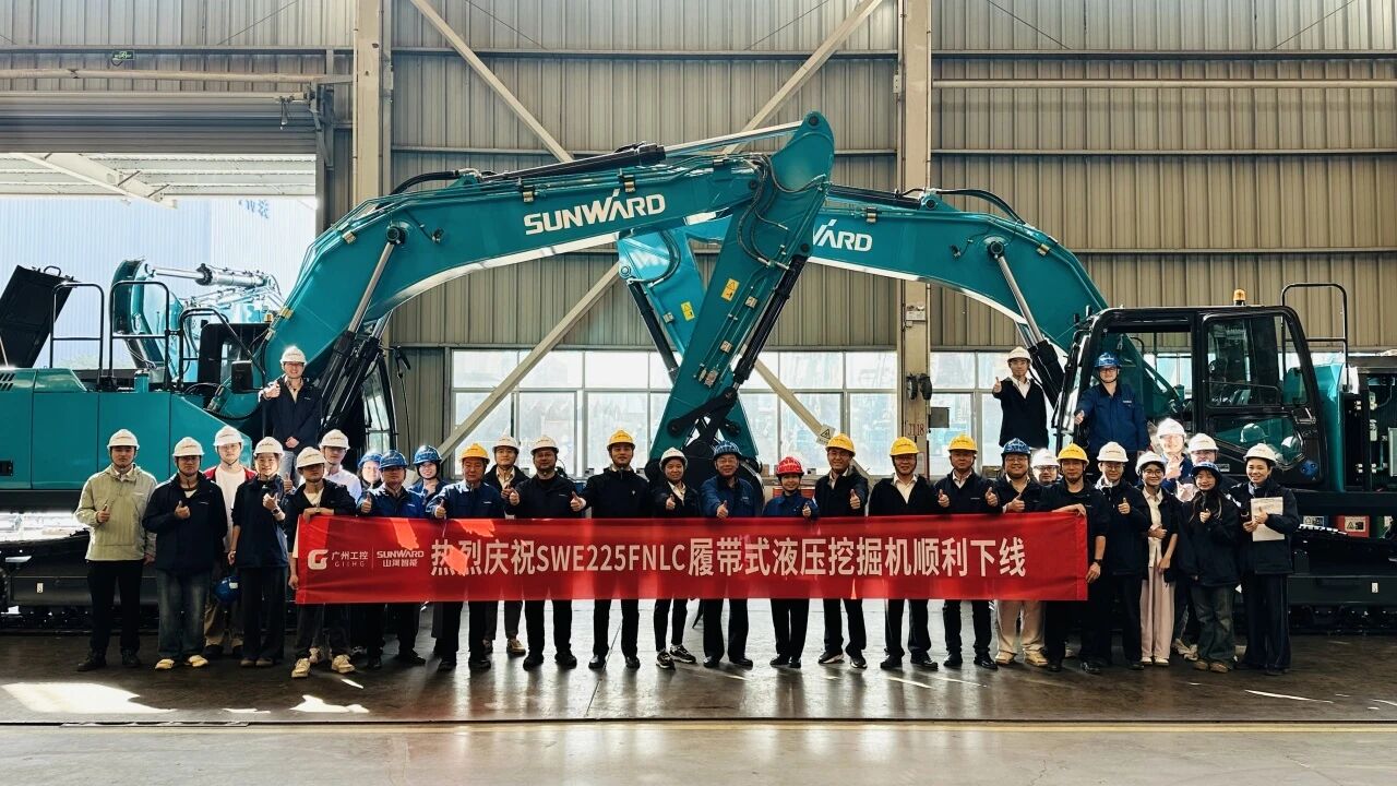 “雙子星”閃耀！山河智能兩款履帶式液壓挖掘機成功下線