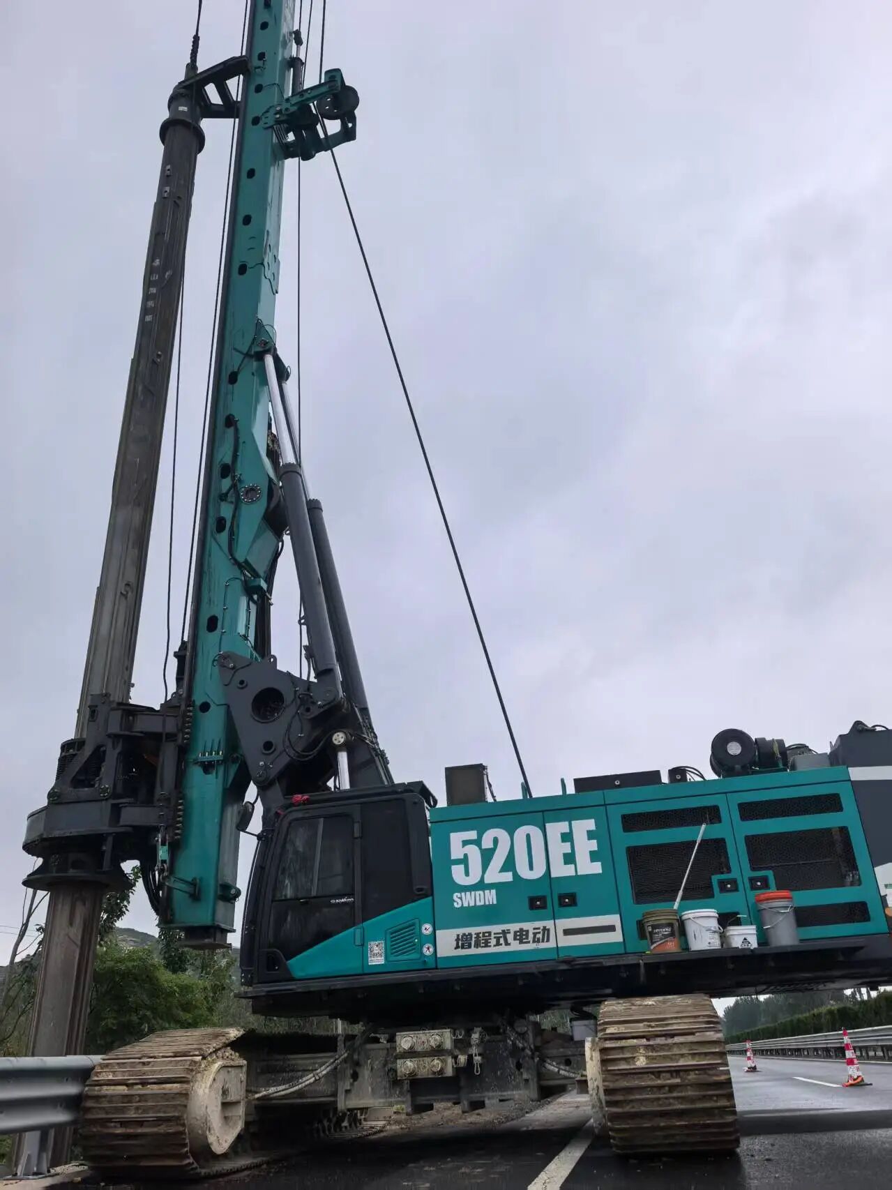 山河智能增程式電動旋挖鉆機助力山東高速建設(shè)，綠色施工成效顯著