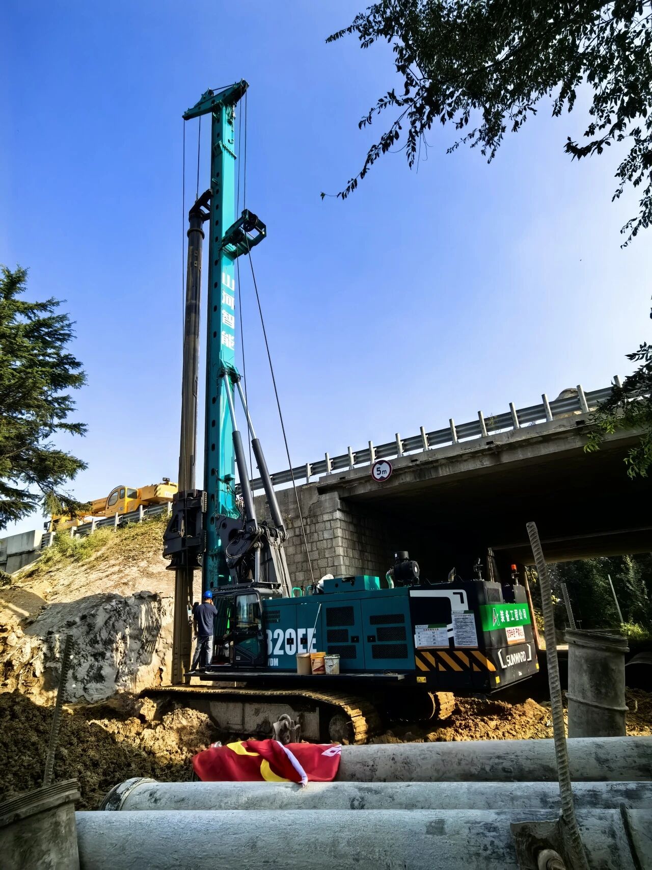 山河智能增程式電動旋挖鉆機助力山東高速建設(shè)，綠色施工成效顯著