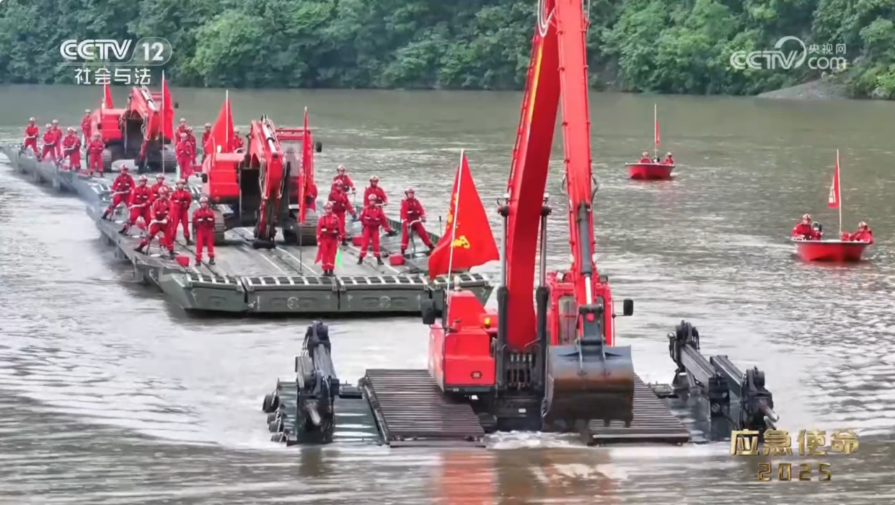 外交部發(fā)言人向世界分享中國最新兩棲挖掘機(jī)
