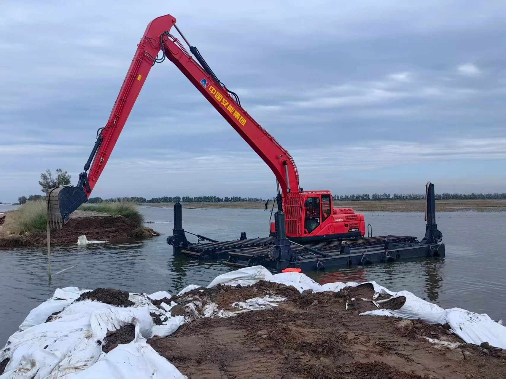 外交部發(fā)言人向世界分享中國最新兩棲挖掘機(jī)