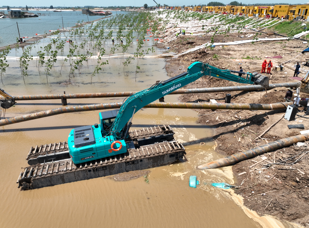 外交部發(fā)言人向世界分享中國最新兩棲挖掘機(jī)