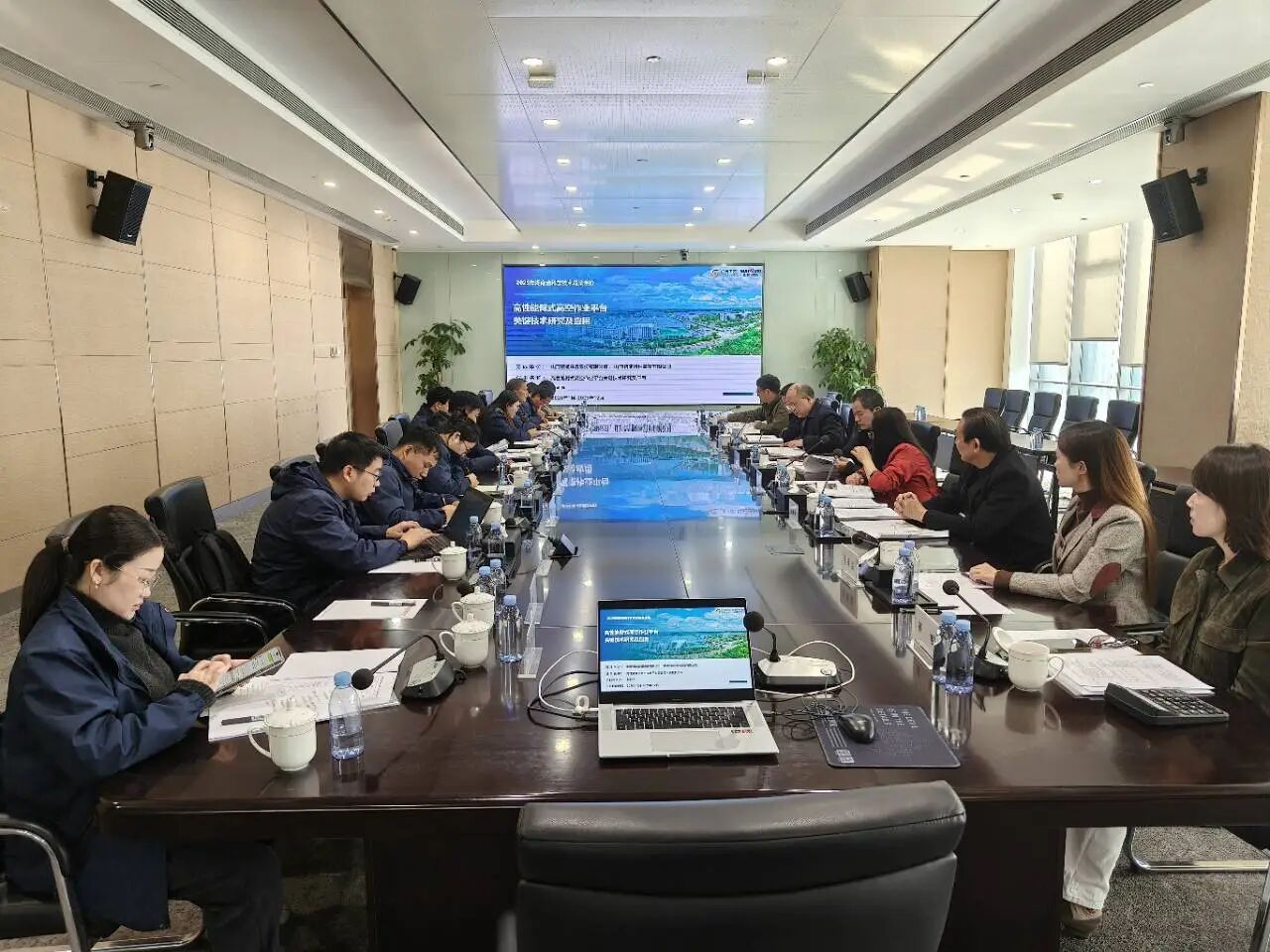 技術(shù)創(chuàng)新，引領(lǐng)行業(yè)！山河智能高性能臂式高空作業(yè)平臺(tái)項(xiàng)目通過(guò)科技成果評(píng)價(jià)