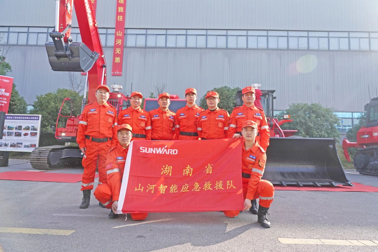破界智援 應(yīng)急先鋒 | 山河智能發(fā)布國(guó)內(nèi)首創(chuàng)無(wú)人化應(yīng)急救援成套裝備
