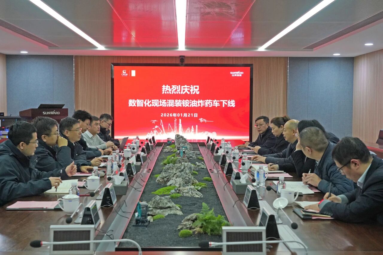 數(shù)智化現(xiàn)場(chǎng)混裝銨油炸藥車下線！山河智能與易普力攜手共筑智能礦山新篇章