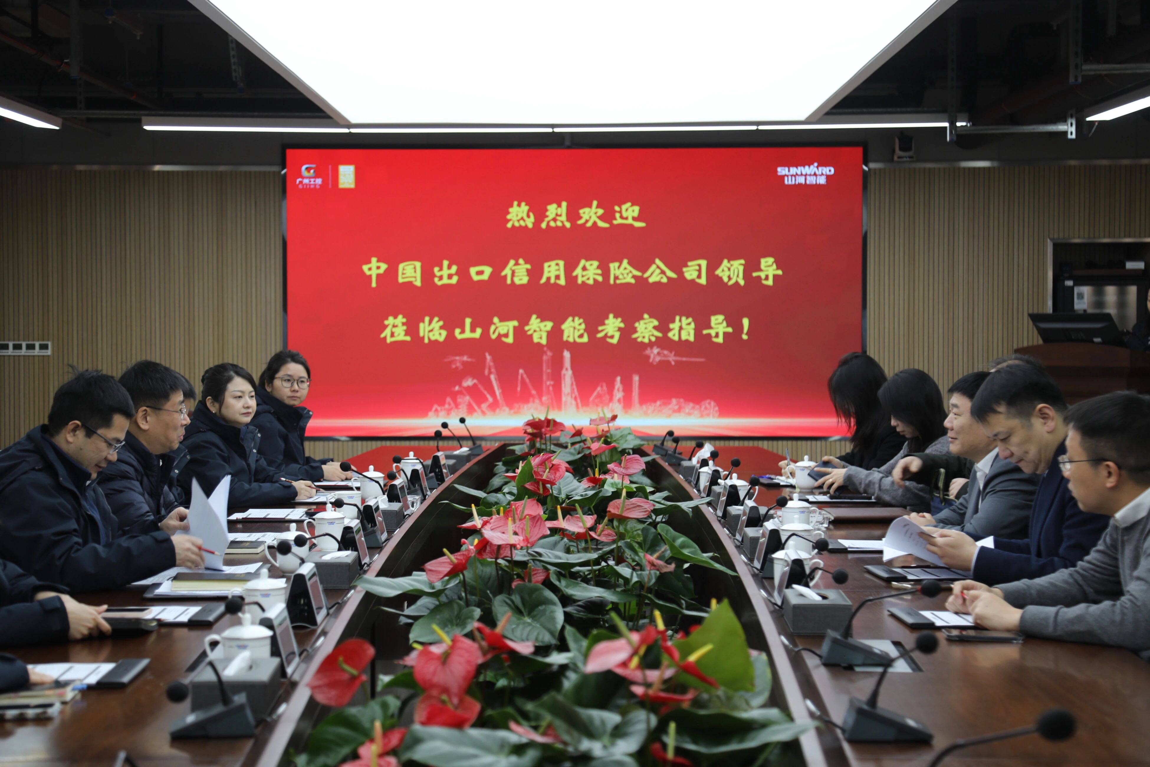 中國(guó)出口信用保險(xiǎn)公司湖南分公司負(fù)責(zé)人蔡旺到訪山河智能