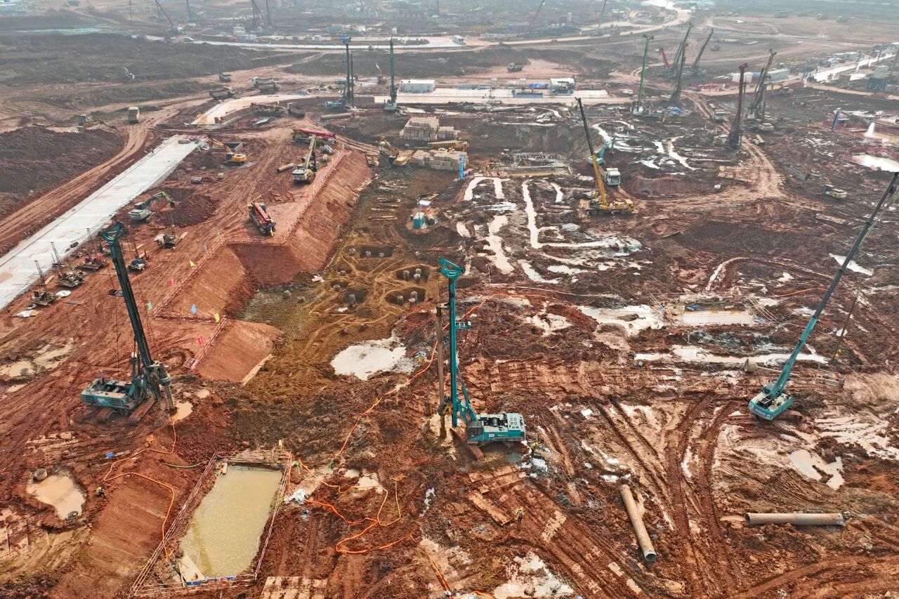 刷新“進(jìn)度條”、構(gòu)筑新地標(biāo)！山河智能旋挖集群助力長(zhǎng)沙奧體中心建設(shè)