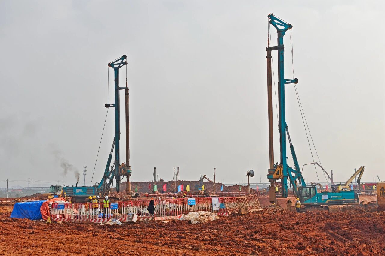 刷新“進(jìn)度條”、構(gòu)筑新地標(biāo)！山河智能旋挖集群助力長(zhǎng)沙奧體中心建設(shè)