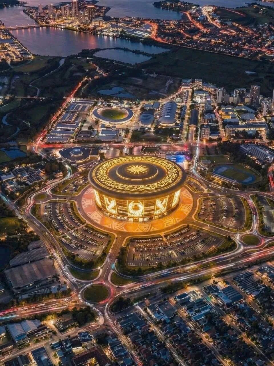 山河智能液壓靜力壓樁機集群作業(yè)，為越南最大體育場筑牢根基