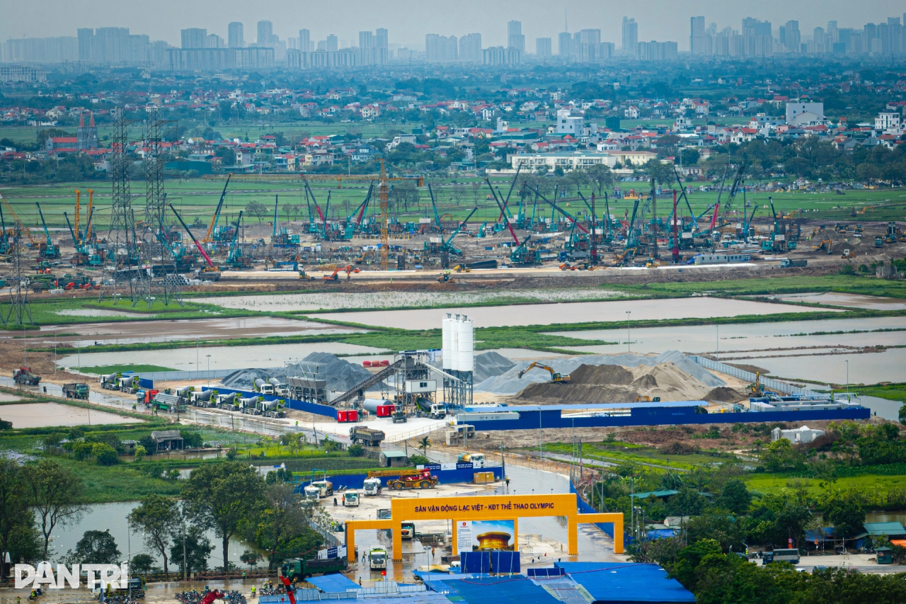 山河智能液壓靜力壓樁機集群作業(yè)，為越南最大體育場筑牢根基