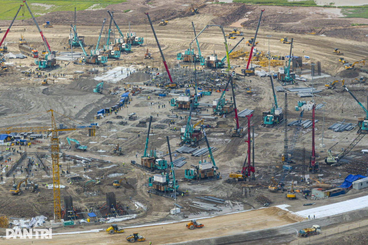 山河智能液壓靜力壓樁機集群作業(yè)，為越南最大體育場筑牢根基