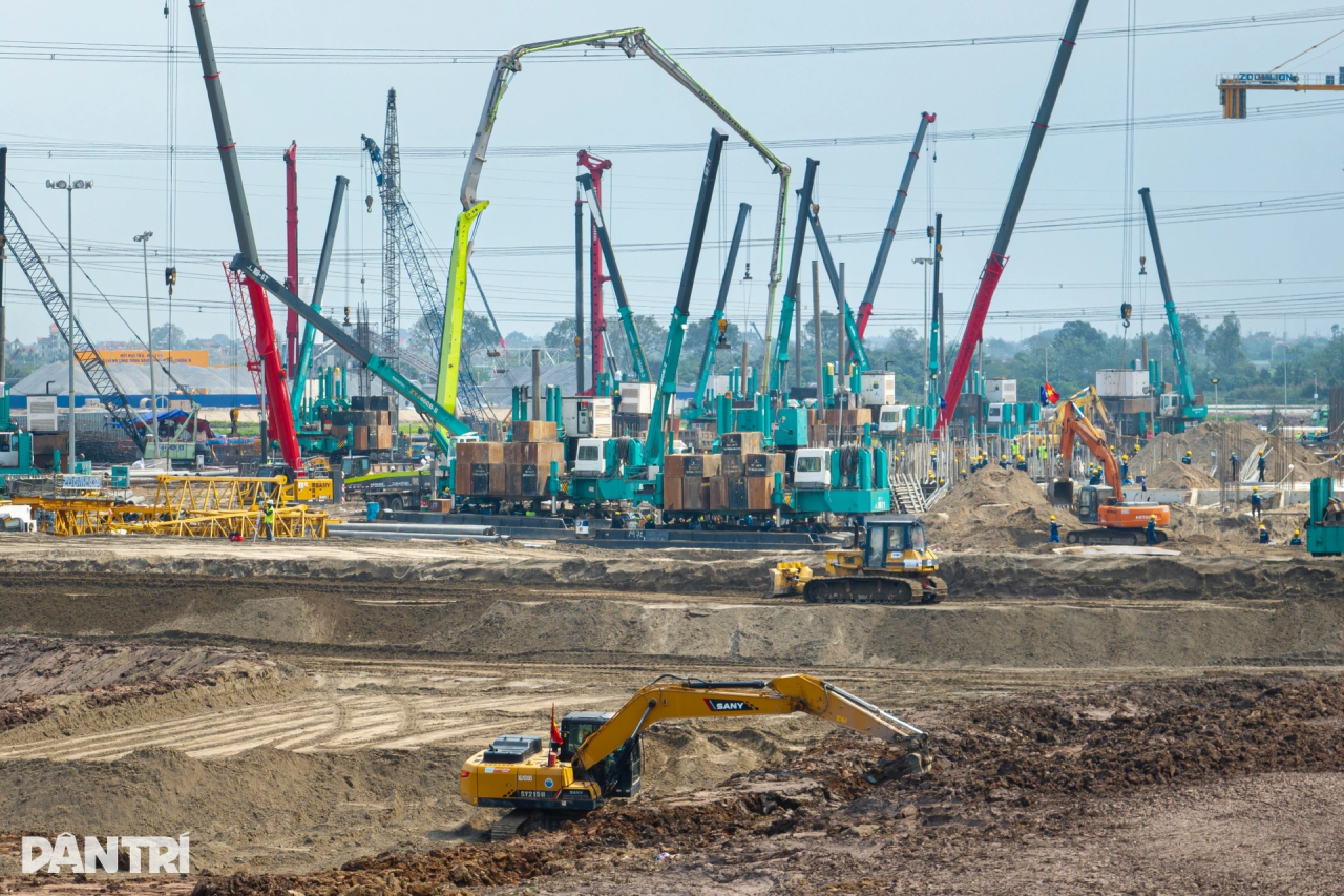 山河智能液壓靜力壓樁機集群作業(yè)，為越南最大體育場筑牢根基
